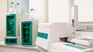 Systeem voor de Combustion IC (CIC) voor de analyse van de totaalparameters AOF en EOF in het laboratorium van Metrohm AG. Het systeem wordt door het applicatieteam ionchromatografie gebruikt voor de analyse van monsters van klanten en voor de ontwikkeling van methoden.
Het systeem (v.l.n.r.) bestaat uit een 930 Compact IC, een 920-absorbermodule en een verbrandingsmodule (AJ). (Afbeelding:Metrohm)