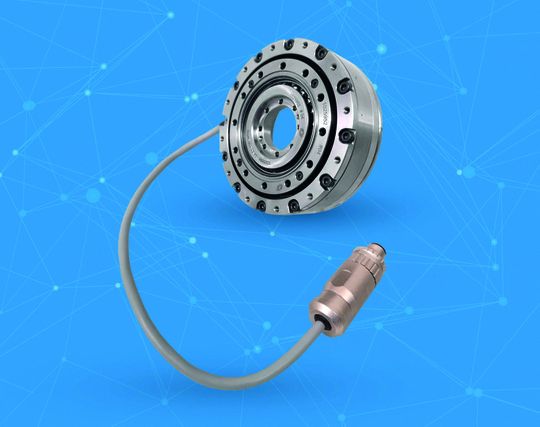 Smart, spielfrei und bauraumneutral: Das digitale Wellgetriebe von Nabtesco integriert smarte Sensorik bei gleichen Abmessungen wie ein Standardgetriebe.(Bild:  Nabtesco Precision Europe GmbH/stock.adobe.com/MH, Nummer 196608236)