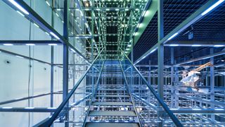 Der beeindruckende Grid in der Voestalpine Stahlwelt macht die Idee der technologischen Vernetzung als begehbare Lichtskulptur räumlich erlebbar.  (Bild:  Josef Sindelka)