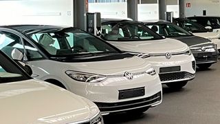 Volkswagen-Händler bekommen im laufenden Jahr nur noch knappe Kontingente des ID 3 und ID 4. (Bild: Seyerlein/VCG)