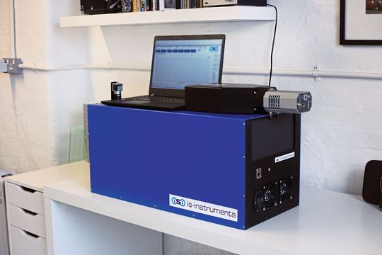 Das UV-Raman-Spektrometer Odin: Ein kompaktes Instrument, das eine schnelle und hochpräzise Raman-Charakterisierung von komplexen biologischen Materialien ermöglicht.(Bild:  Toptica Photonics)