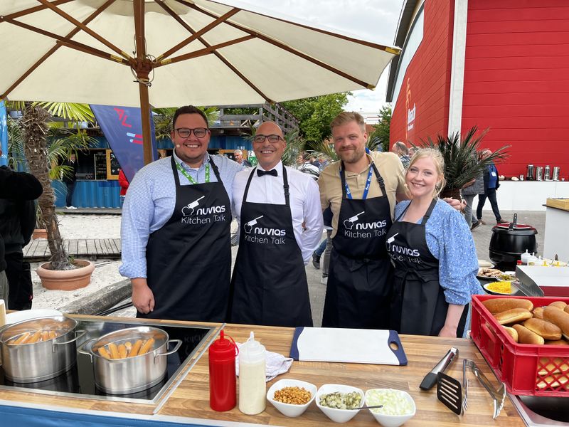 Hier geht es um die Wurst, (v. l.) Jan-Darius Fötsch, Varonis, Helge Scherff und Thomas Henk, Nuvias, und Andrea Wagner-Manslau, Fortinet. (IT-BUSINESS)