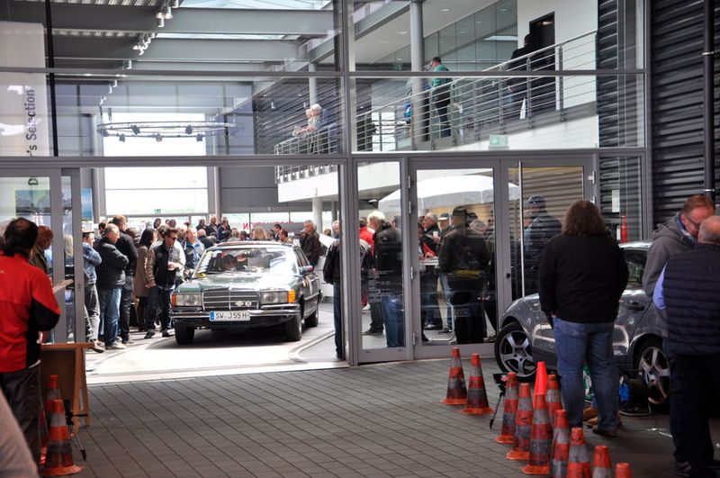 In Würzburg-Estenfeld führte die Strecke direkt durch das neu errichtete Porsche-Zentrum. (Foto: Grimm/Dominsky)