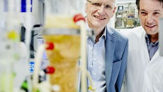 In Bioreaktoren wandeln Mikroben die CO2-Abscheidungen in Chemikalien für die Industrie und andere wertvolle Produkte um. (links: Lars Angenent) (Jörg Jäger/ Universität Tübingen)