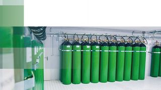 Das Zweistufenkonzept von Wagner zur Brandbekämpfung im Rechenzentrum hat zum einen den Vorteil, dass der Strom weiter fließen kann und zum anderen dass sich die Stickstoffbehälter direkt vor Ort wieder füllen lassen.    (Wagner Grpup)