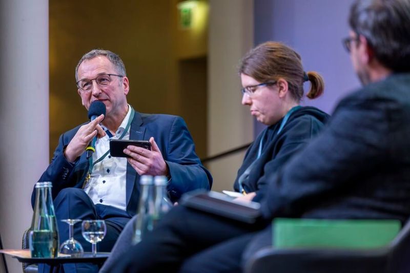 Günter Eggers, Vorstandsmitglied der GDA, bewegt sich souverän zwischen Moderation und Impulsvortrag. (Bild: GDA)