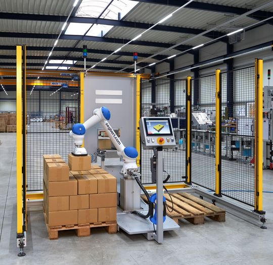Hier ist der neue Cobot-Palettierer CPA-10 von Segbert, der einen MRK-fähigen, hybriden Motoman HC10 von Yaskawa integriert hat. Palettieren und Depalettieren gelingen damit auf zwei Paletten.(Bild:  Segbert)