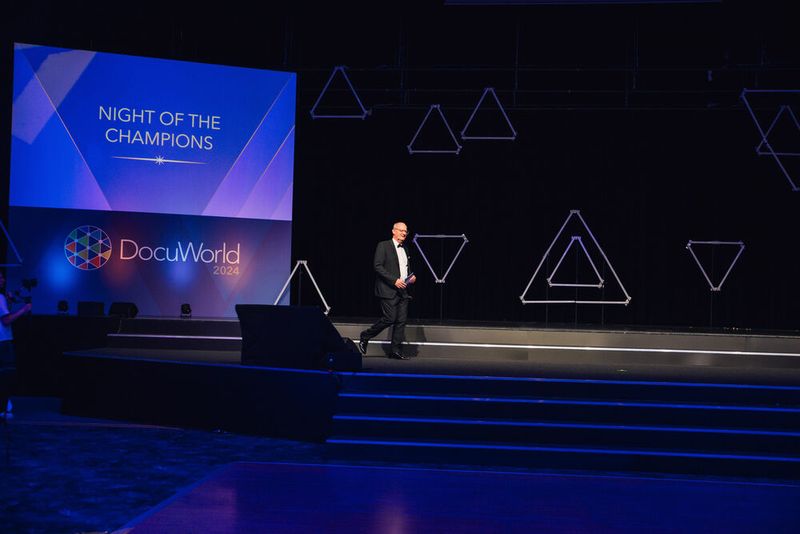 Hermann Schäfer, Vice President Partner Sales EMEA, eröffnet die Night of the Champions.  (Bild: Docuware)