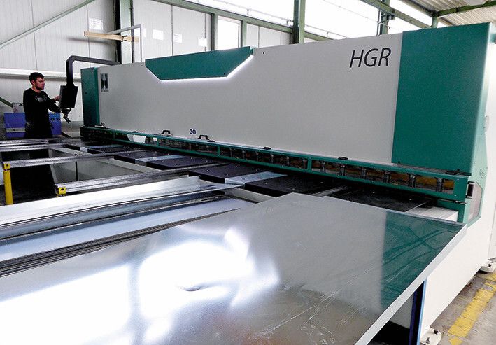 Auf dieser Tafelschere, die ebenfalls von Hezinger an Novoferm Riexinger geliefert wurde, werden die Platinen für die Weiterbearbeitung zurechtgeschnitten. (Kuhn)