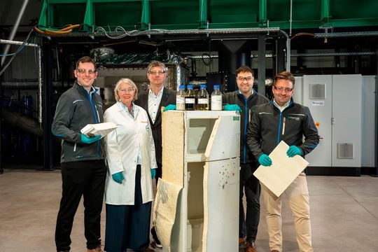 Gemeinsames Technologie-Upscaling für das Recycling von Hartschaum: Covestro und Fraunhofer Umsicht planen Pilot-Anlage. Projektteam (v.l.): Dr. Thomas Fehn, Group Manager Chemical Recycling and Downstream Processes, Fraunhofer Umsicht, Dr. Stefanie Eiden, Head of Pyrolysis Projects, Covestro, Dr. Stephan Schubert, Head of Enabling Technologies, Covestro, Dr. Alexander Hofmann, Head of Thermochemical Conversion Technologies, Fraunhofer UMSICHT, M. Eng. Sebastian Hänisch, Chemical Recycling and Downstream Processes, Fraunhofer Umsicht(Bild:  Sabrina Bauer / Fraunhofer UMSICHT)