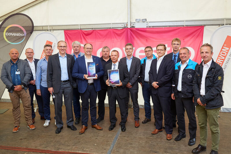 Das Team von Xervon freut sich über den Pokal, mit Urkunde Klaus Thiele, Geschäftsführer von XERVON, und mit Pokal Klaus Jäger, Standortleiter von Covestro in NRW. (Covestro)