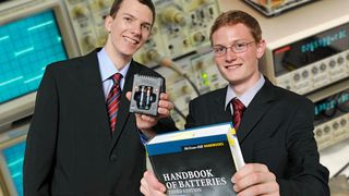 Daniel Petsch und Michael Rumetshofer mit ihrem Alkali-Batterielader  (Bild: Rumetshofer)