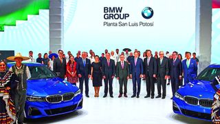 Zur Eröffnung des neuen BMW-Werks in Mexiko waren unter anderem die Vorstände für Produktion, Oliver Zipse (7. v. li.), sowie Einkauf und Lieferantennetzwerk, Andreas Wendt (9. v. li.), vor Ort. (BMW)