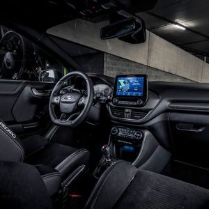 Innen vermitteln weiße Ziernähte, Applikationen in Carbonoptik, das Sportlenkrad und vor allem die stark konturierten Sitze echtes Sportwagen-Feeling.(Bild:  Ford)