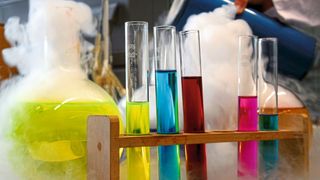 Auch in der Chemie kommen Quantencomputer zum Einsatz. Da helfen sie zum Beispiel, die Struktur von Molekülen zu analysieren (Symbolbild). (Bild: Universität Paderborn)