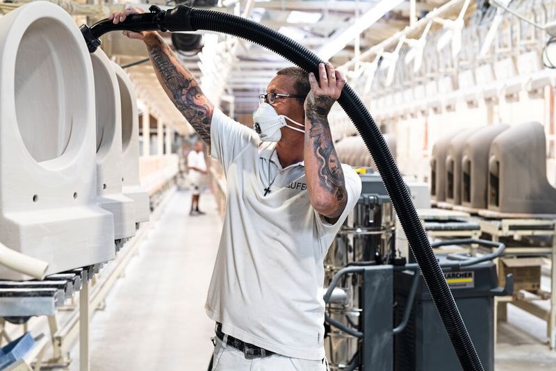 Bei der Keramikproduktion müssen vor allem die Gipsformen abgesaugt und für die nächste Füllung gereinigt werden. Dafür ist ein Kärcher-Industriesauger IVS 100/55 M im Einsatz.  (Bild: MomentiMedia)