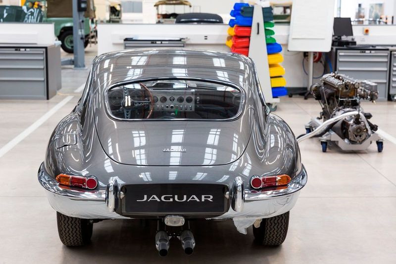 Experten wählen weltweit für eine Restaurierung besonders geeignete Fahrzeuge aus, ... (Jaguar Land Rover)