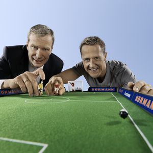 Rennprofi Michael Schumacher (rechts) wird neuer Markenbotschafter der Hörmann KG.