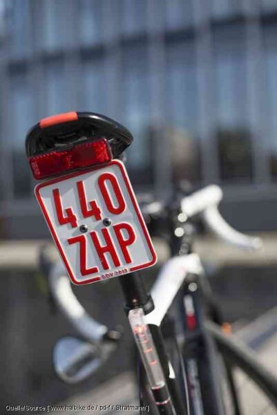 Für die bis zu 45 km/h schnellen S-Pedelecs braucht man mindestens einen Mofaführerschein, ein Versicherungskennzeichen und einen Fahrradhelm. (www.haibike.de / pd-f / Stratmann)