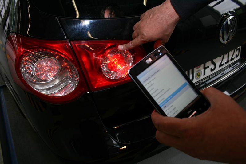 Mithilfe des künftigen Fahrzeugadapters kann der Prüfer auch Einrichtungen wie die Beleuchtung rasch und unkompliziert prüfen, indem er sie individuell ansteuern und so ihre Funktion prüfen kann.  (Foto: TÜV SÜD)