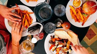 Umwelt- und Lebensstilfaktoren führen zu Veränderungen der Genaktivität - beispielsweise durch das Essen, das wir zu uns nehmen.  (gemeinfrei)