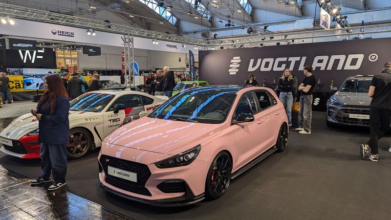 Autos in aufsehenerregender Farbgebung sind auf vielen Ständen zu sehen – hier beim Fahrwerksexperten Vogtland. (Bild: Rosenow – VCG)