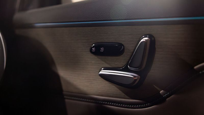 Die elektrische Sitzverstellung an der Tür ist von Mercedes-Benz bekannt. (Bild: Smart)