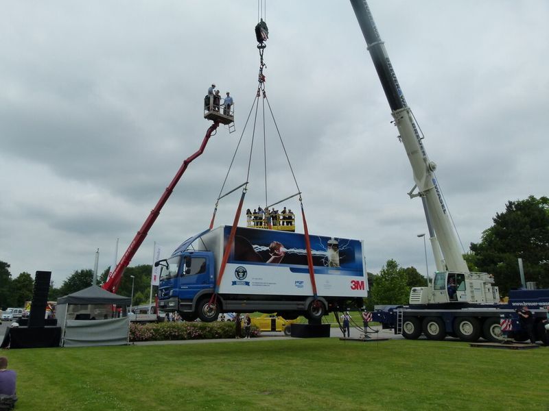 Der alte Klebeweltrekord lag bei 8 Tonnen - der 2K-Komponentenklebstoff von 3M hat diesen gebrochen. (Bild: Juliana Pfeiffer)