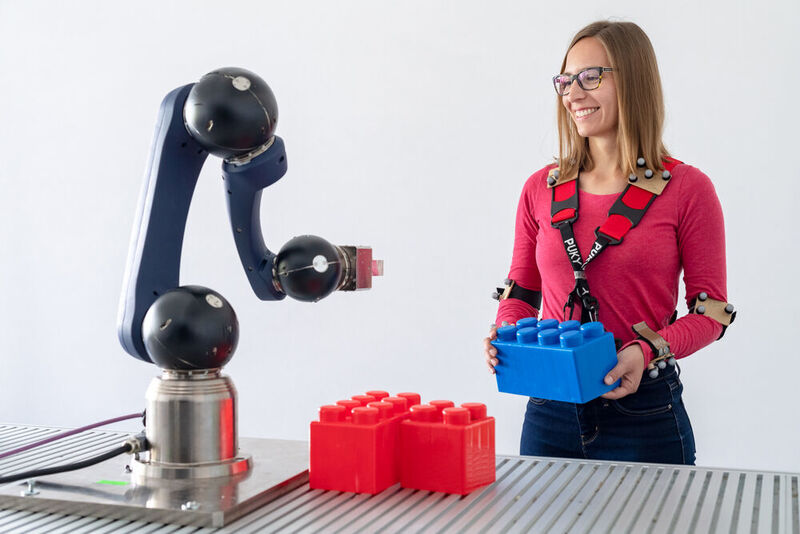Jedes Modul des Roboter-Baukastens ist mit einem Chip versehen, damit die Roboter sich selbst entsprechend ihrem individuellen Bausatz programmieren können.  (Andreas Heddergott / TU Muenchen)