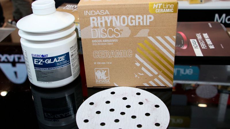 Der Schleifmittelhersteller INDASA präsentierte sein neues Ceramik-Schleifmittel HT-Line Ceramik und den Feinspachtel EZ-Glaze. Das Schleifmittel verfärbt sich rötlich, wenn die Verschleißgrenze erreicht wird. (Bild: Jürgen Klasing)