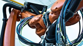 Die am ZLP in Betrieb genommene Roboterzelle besteht aus zwei Robotern, die auf einer gemeinsamen fast zehn Meter langen Verfahrachse montiert sind.  (Bild: DLR ZLP)