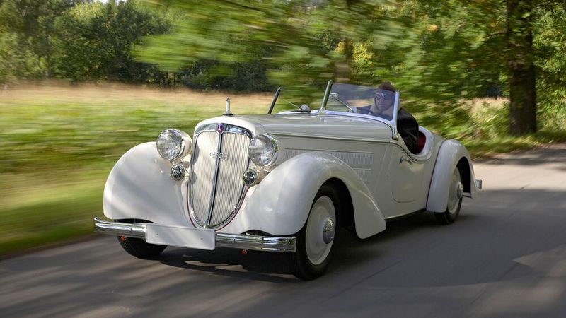 Der Audi Front 225 ist ein Fahrzeug der Mittelklasse mit Frontantrieb, den Audi als Nachfolger des Audi Front UW im Februar 1935 auf der 25. Internationalen Automobil- und Motorrad-Ausstellung (IAMA) in Berlin vorstellte. Der 2,3-Liter-Sechszylindermotor des Audi Front 225 entsprach dem des Wanderer W 245. Er leistet 50 PS bei 3.500 1/min (ab 1937: 55 PS bei 3.800 1/min). Das vor dem Motor liegende Viergang-Getriebe mit synchronisiertem dritten und vierten Gang wird über einen Schalthebel an der Armaturentafel betätigt. (Bild: Audi AG )