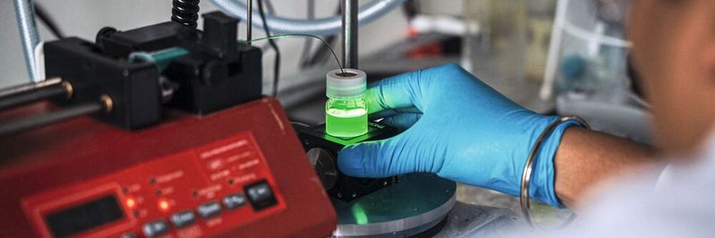 Perowskit-Quantenpunkte kann man vergleichsweise einfach in Lösung herstellen. Ihre weichen Kristallgitter machen sie jedoch empfindlich gegenüber vielen Lösungsmitteln.(Bild:  Johanna Weber)