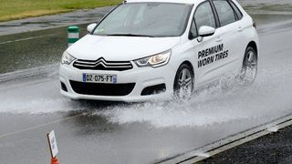 Selbst auf nasser Straße sollen verschlissene Premiumreifen mehr Haftung bieten als neue Billigware, sagt Michelin. (F. Lanoe)