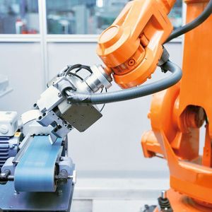 Bild 2: Im Mittelpunkt des Operational-Excellence-Ansatzes steht die gesamte Wertschöpfungskette: Produktstruktur, Organisation, Prozesse wie das Entgraten (Bild) und IT-Systeme werden so gestaltet, dass der Wertschöpfungsprozess optimal funktionieren kann. Bild: Miba