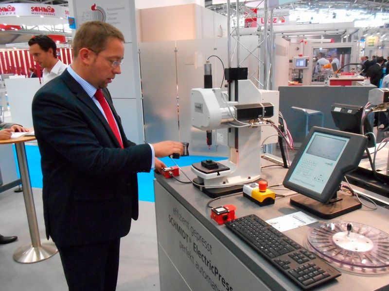 Auf der Messe nur ein Anschauungs- und Mitnahmeobjekt: das Prägen von Initialen auf Einkaufsmarken. Doch dahinter steckt durchaus anspruchsvolle Technik. Intelligente Fügetechnik hilft Medtech-Herstellern bei der Dokumentation ihrer Prozesse. Vertriebsleiter Marcel Mämpel … (Reinhardt / Devicemed)