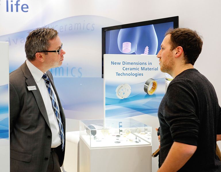Hochleistungskeramik: Sie steht für gute Gewebeverträglichkeit, geringen Abrieb, hohe Widerstandsfähigkeit und ein geringes Allergierisiko. (Bild: Messe Düsseldorf/C. Tillmann)