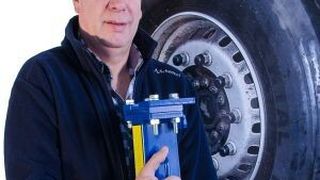 Will die Welt sicherer machen: Günter Michalke konstruierte variablen, einseitig einsetzbaren Rad-, Reifen- und Achsheber, der einen Reifenwechsel ersetzt. (Bild: Greifus)