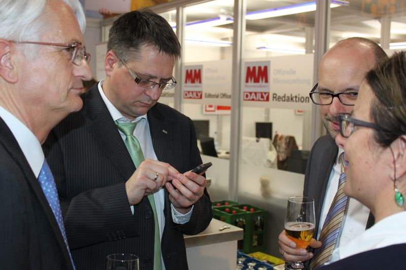 Am Dienstagabend wurde bei der Vogel Business Media am Messe-Stand in Halle 9 traditionell auf eine erfolgreiche Hannover Messe 2014 angestoßen. Gute Gespräche und Live-Musik von der Band „Famos“ sorgten bei den zahlreichen Standpartygästen für eine ausgelassene Stimmung. (Siegl/Vogel Business Media)