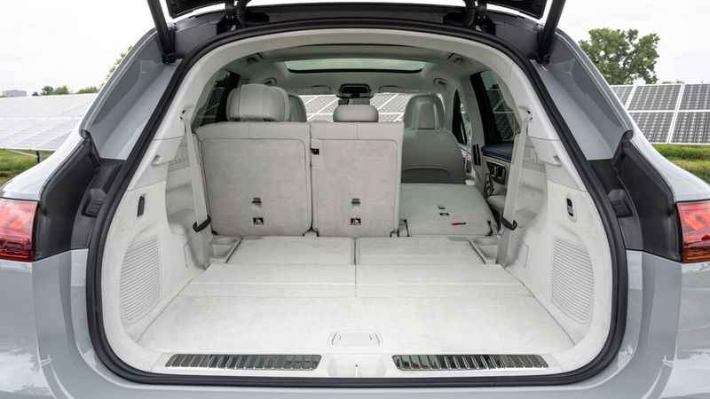 Im Kofferraum gibt es auf Wunsch weißen Teppich. (Bild: Mercedes-Benz)