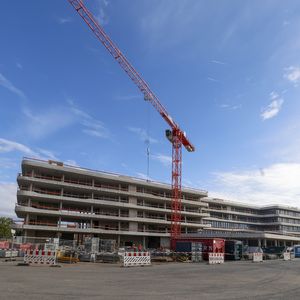 Die Gebäude des Green-Campus in Rüsselsheim bieten knapp 50.000 Quadratmeter Nutzfläche. Dazu kommt ein ähnlich großes Parkhaus. (Bild: Opel)