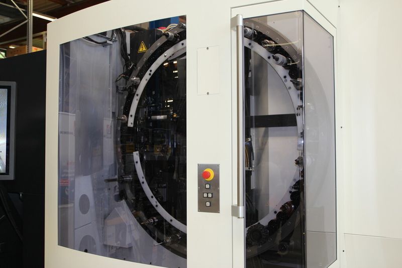 Das Werkzeugmagazin des Typs ATC der a61nx nimmt 60 Werkzeuge auf, oder bietet optional auch Platz für 40, 134, 219 oder 313 Stück. Speziell der Verschlussmechanismus wurde mit einem Servomotor ausgerüstet und im Hinblick auf schnelleres Einrichten und Wechseln umgestaltet. (Bild: Königsreuther)