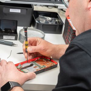 In Lauda-Königshofen werden die Ex-geschützten Mobilgeräte gefertigt.(Bild:  ROLF_NACHBAR)