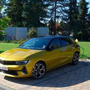 Mit dem Wechsel auf die EMP-2-Plattform von Stellantis haben sich die Proportionen des Opel Astra im Vergleich zum rundlicheren Vorgänger deutlich verändert.(Bild:  Rosenow – »kfz-betrieb«)