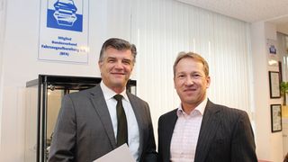 Jens Nietzschmann (li.), DAT-Geschäftsführer Inland und Sprecher der Geschäftsleitung, mit Markus Herrmann, Präsident BFA und Inhaber der Kfz-Aufbereitung, in München. (Deutsche Automobil Treuhand)