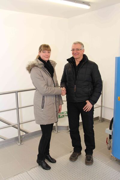 Susanne Degener, Marketingreferentin EMEA bei Beijer Electronics, informiert sich bei Stefan Simon, Geschäftsführer bei Tronik D Sign über das Projekt des Abwasserverbands Kempten. (Bild: Beijer Electronics)