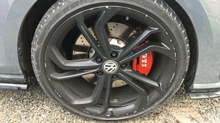 Rundum verschrammtes Rad mit Schadenstellen nicht tiefer als ein Millimeter: Auch die neue Richtlinie wird die Aufbereitung erlauben, allerdings ohne Abdrehen. (Bild: Diehl – »kfz-betrieb«)