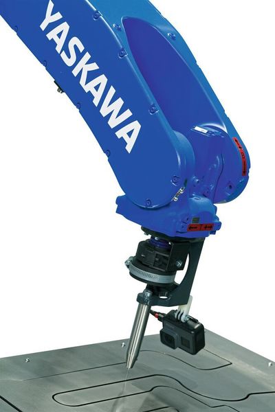 Mit der Demo-Zelle inklusive Handlingroboter Motoman GP25 zeigt Yaskawa auf der Motek/Bondexpo eine Lösung, bei der die programmierte und die tatsächliche Bahn trotz hoher Prozessgeschwindigkeit stets annähernd identisch sind.  (Yaskawa)
