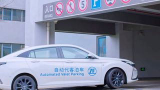 ZF zeigte im April 2021 auf der Auto Shanghai bereits einen Prototypen für automatisiertes Parken. Nun hat der Zulieferer in ein darauf spezialisiertes Start-up investiert. (Bild: ZF)