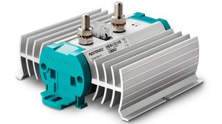 Das Mastervolt Charge Mate Pro 90: ein strombegrenztes elektronisches Laderelais für sichere Stromversorgung in Rettungs- und Einsatzfahrzeugen  (Mastervolt)